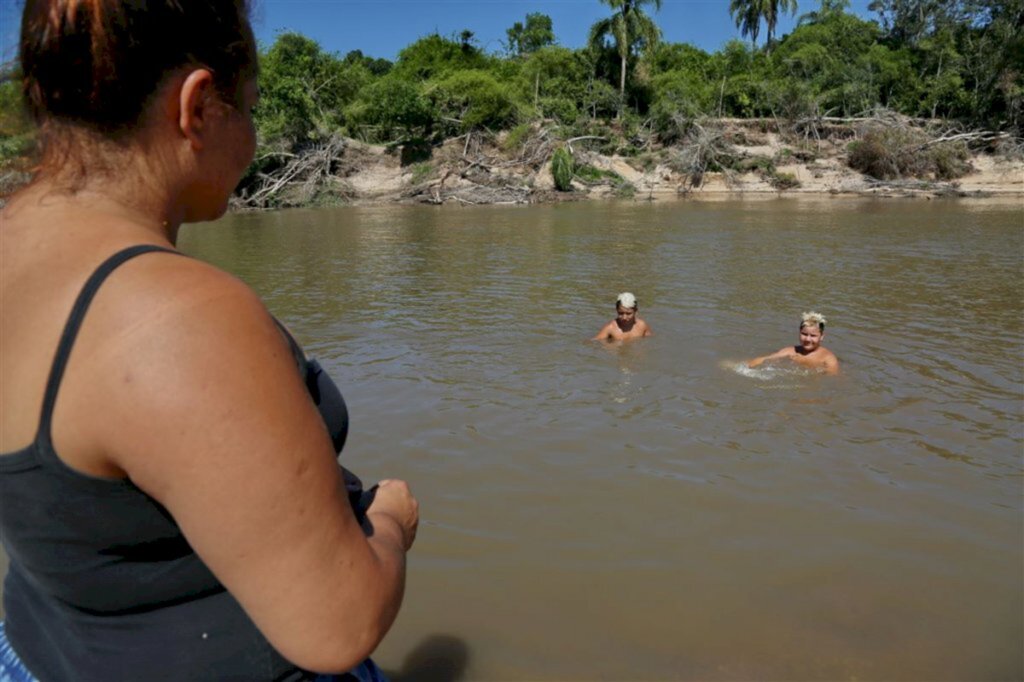 Pais falam dos riscos e dos cuidados com os filhos na água