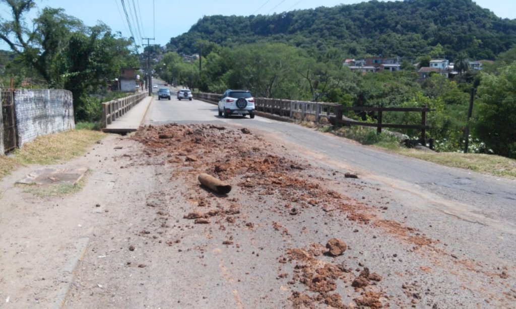 VÍDEO: terra na pista causa lentidão no Bairro Itararé
