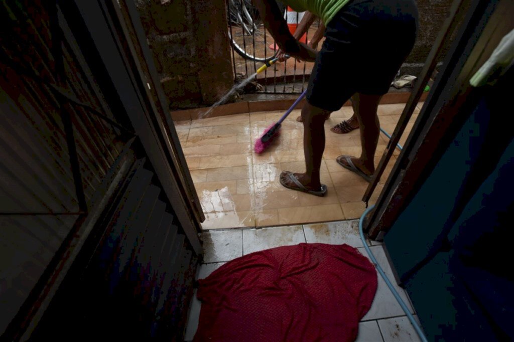 VÍDEOS + FOTOS: rompimento da rede de abastecimento deixa 10 locais sem água