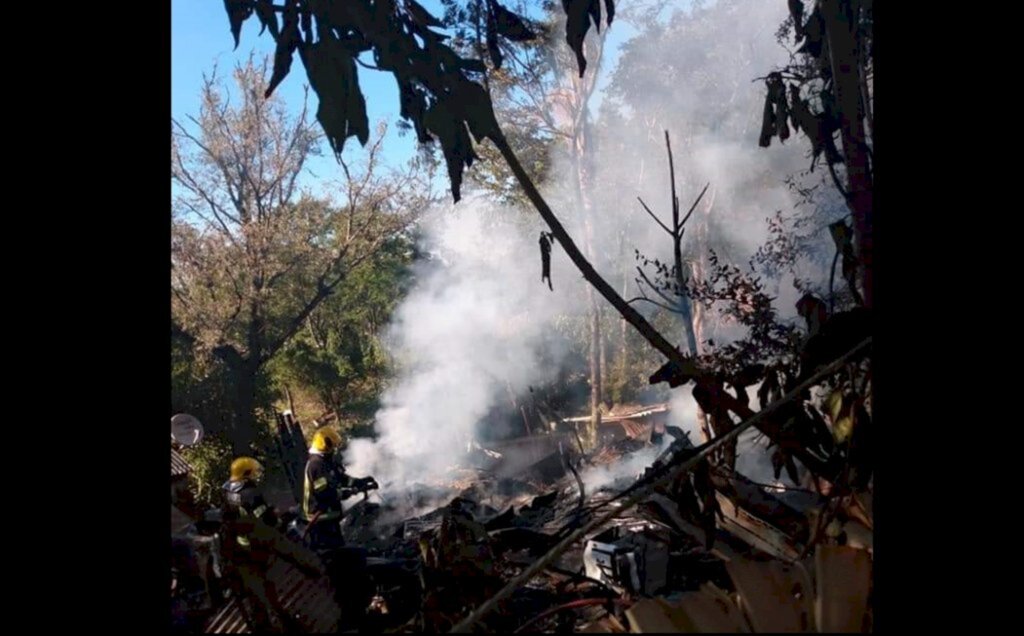 VÍDEO: incêndio destrói casa na região nordeste de Santa Maria