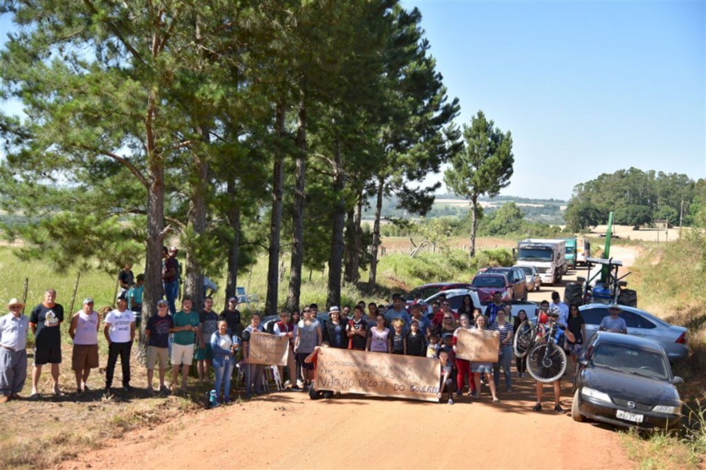 VÍDEO + FOTOS: moradores do Distrito de Arroio do Só protestam pelas condições da estrada