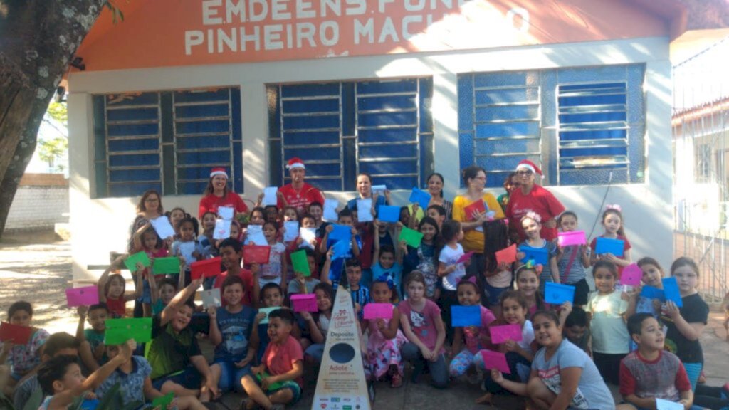 VÍDEO: alunos de escolas municipais entregam cartinhas para o 'Amigo Secreto do Diário'