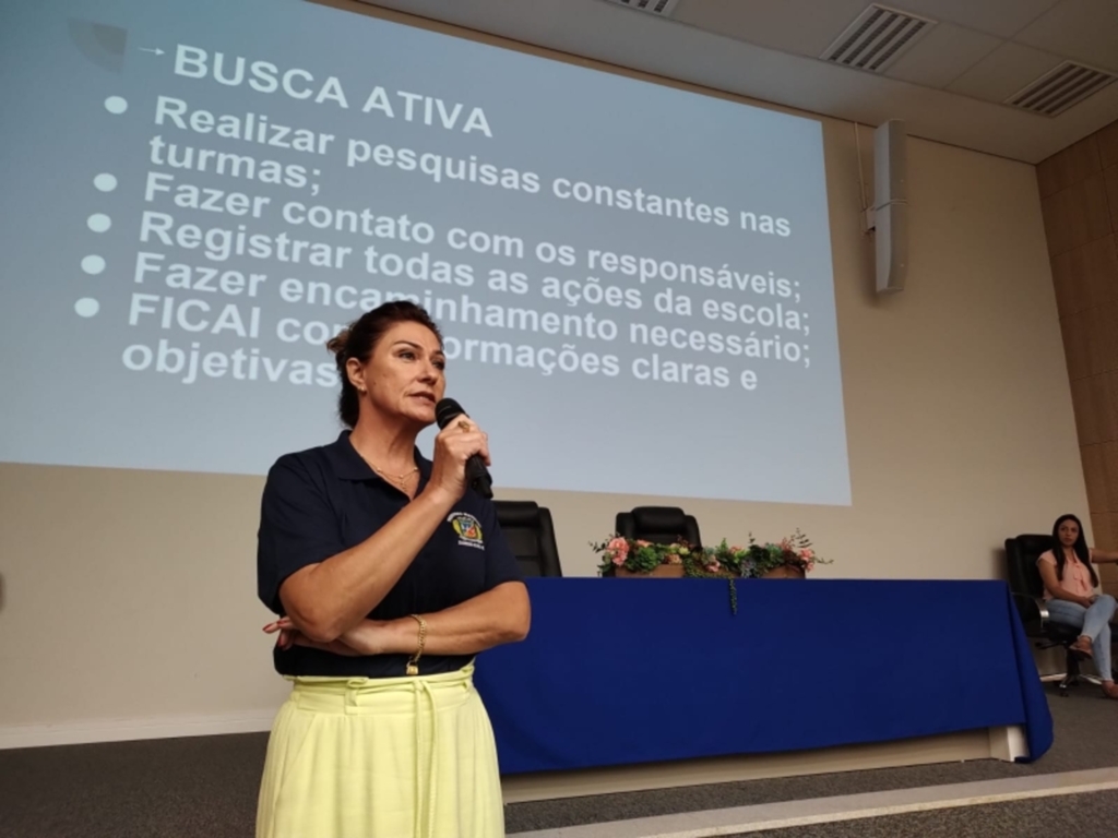 Gestores de escolas municipais participam de formação