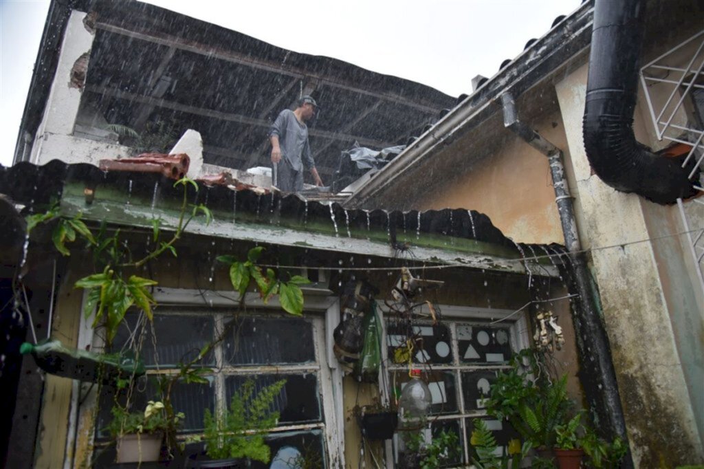 VÍDEOS: chuva deixa casas destelhadas e 13 mil pessoas sem luz
