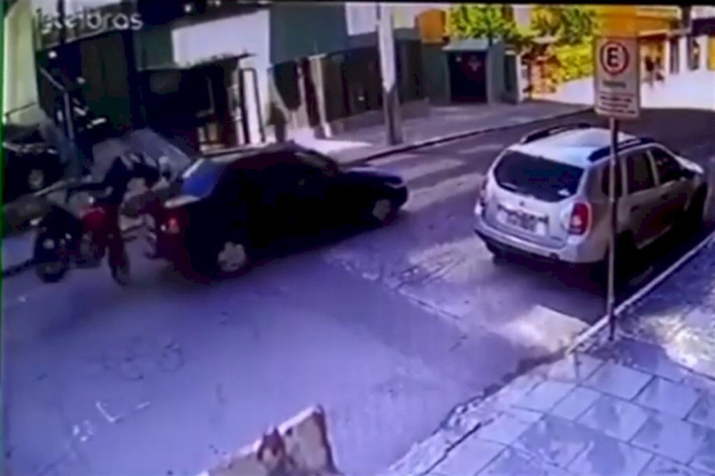 VÍDEO: carro tenta escapar de buraco e é atingido por motocicleta