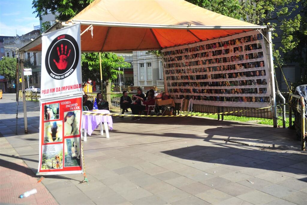 Familiares de vítimas da Kiss realizam vigília na Praça Saldanha Marinho