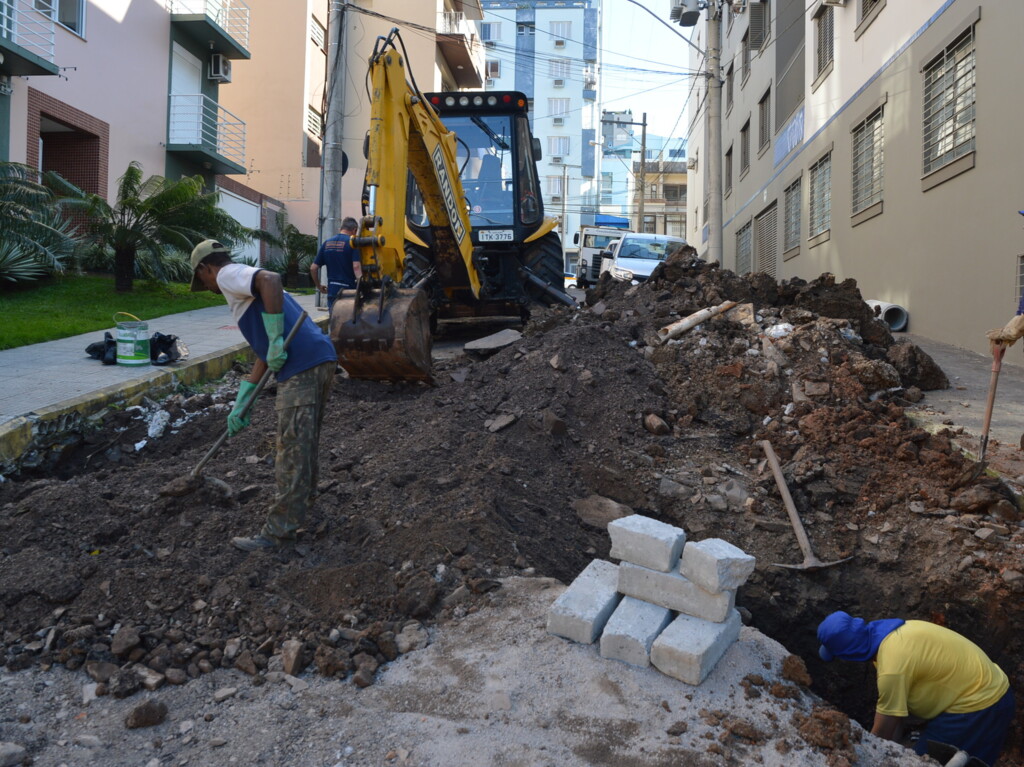 Equipes atuam em tapa-buracos e obras de drenagem em Santa Maria