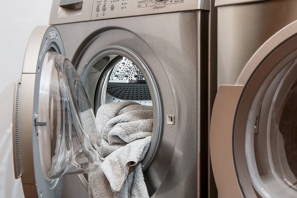 PESQUISA: quanto custa lavar e secar roupa em Santa Maria