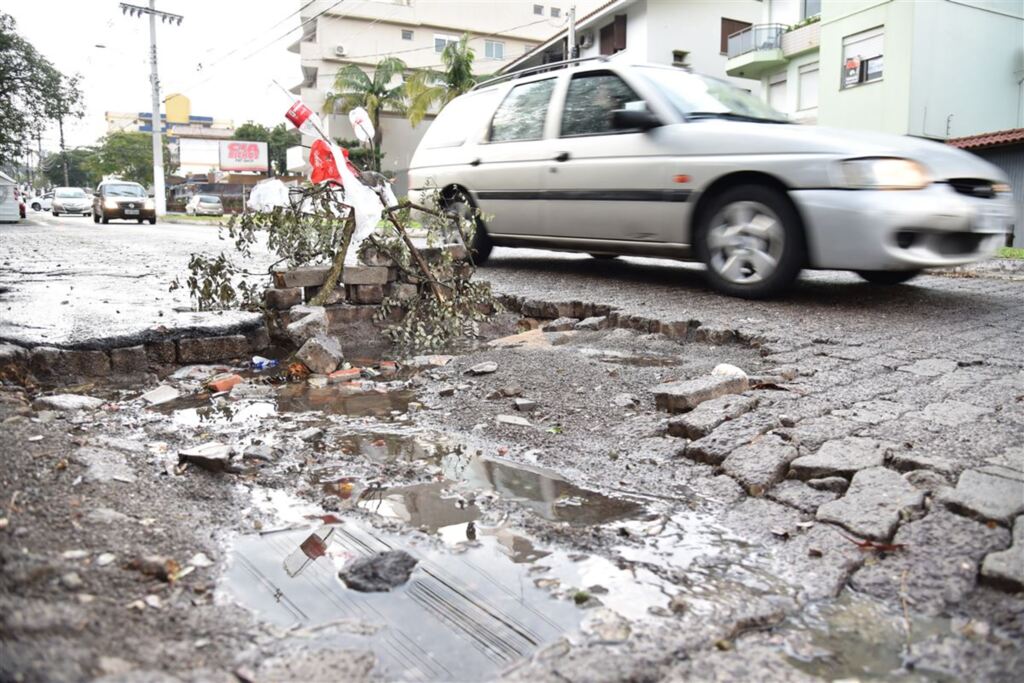VÍDEO: ruas esburacadas de Santa Maria têm problema intensificado com a chuvarada