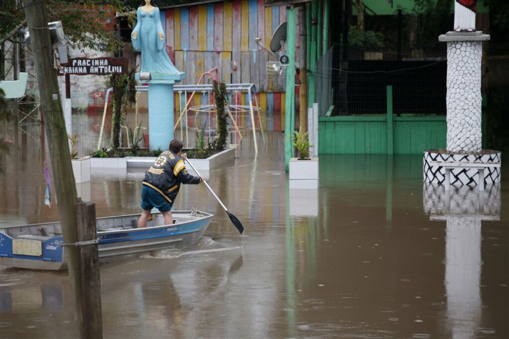 FOTOS + VÍDEO: enchente no Passo do Verde muda rotina dos moradores