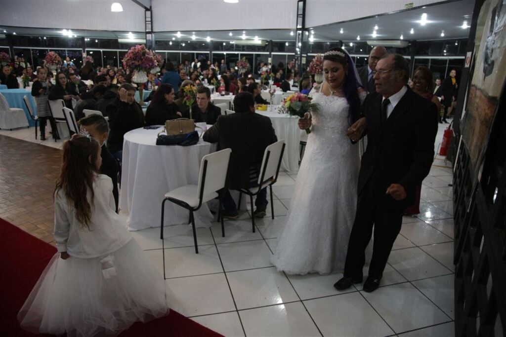 FOTOS: casamento coletivo realizou o sonho de 15 casais