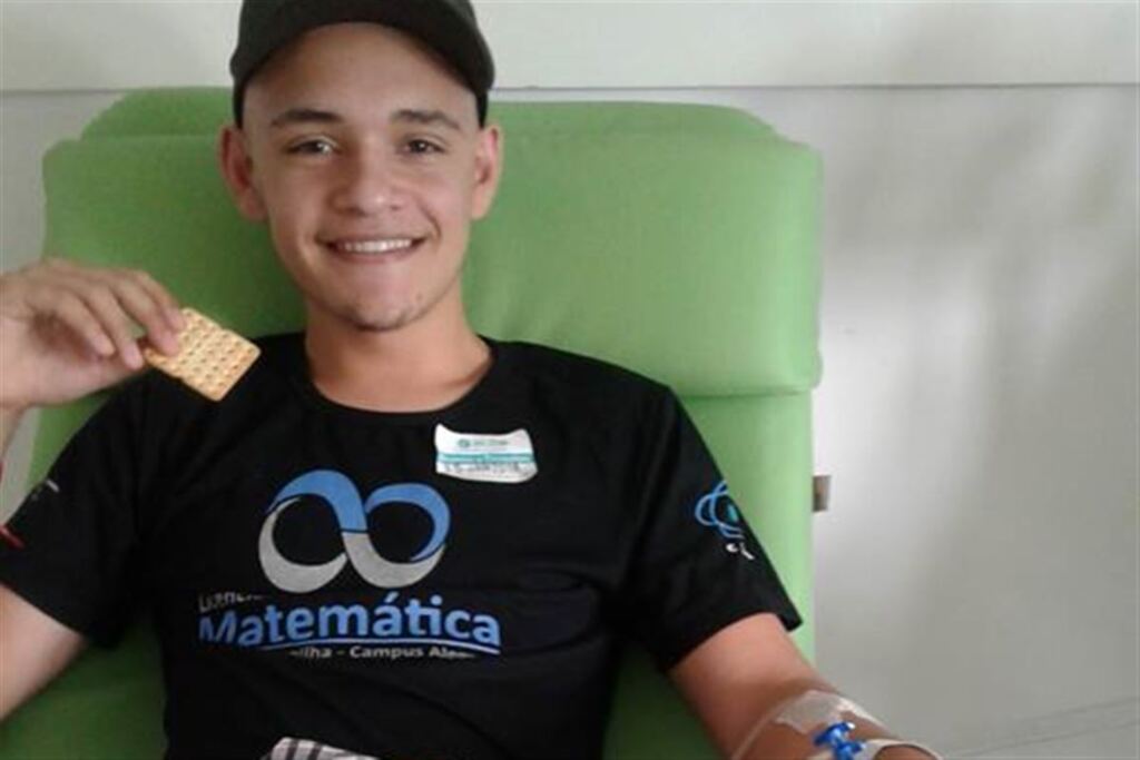Jovem de Unistalda luta contra tipo raro de câncer e precisa de doações