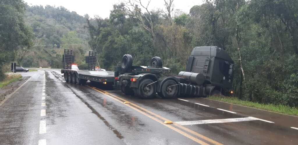 Caminhão do Exército invade a pista contrária e bloqueia trecho da BR-287