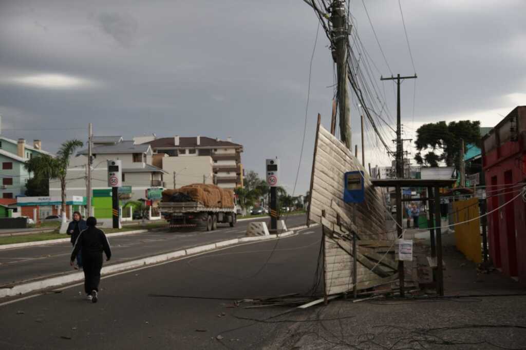  - Foto: Renan Mattos (Diário) Parte do forro de uma casa que está em reforma voou e ficou entre o poste e a parada de ônibus