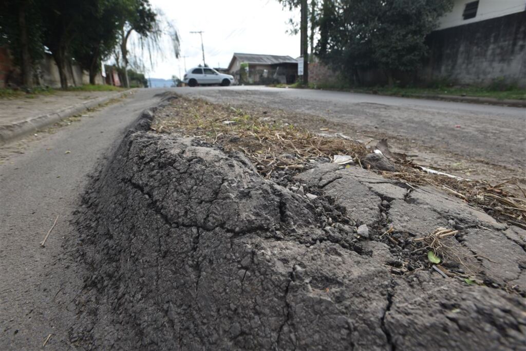 Cinco anos após ter asfalto, moradores reclamam das condições de vias da Região Sul