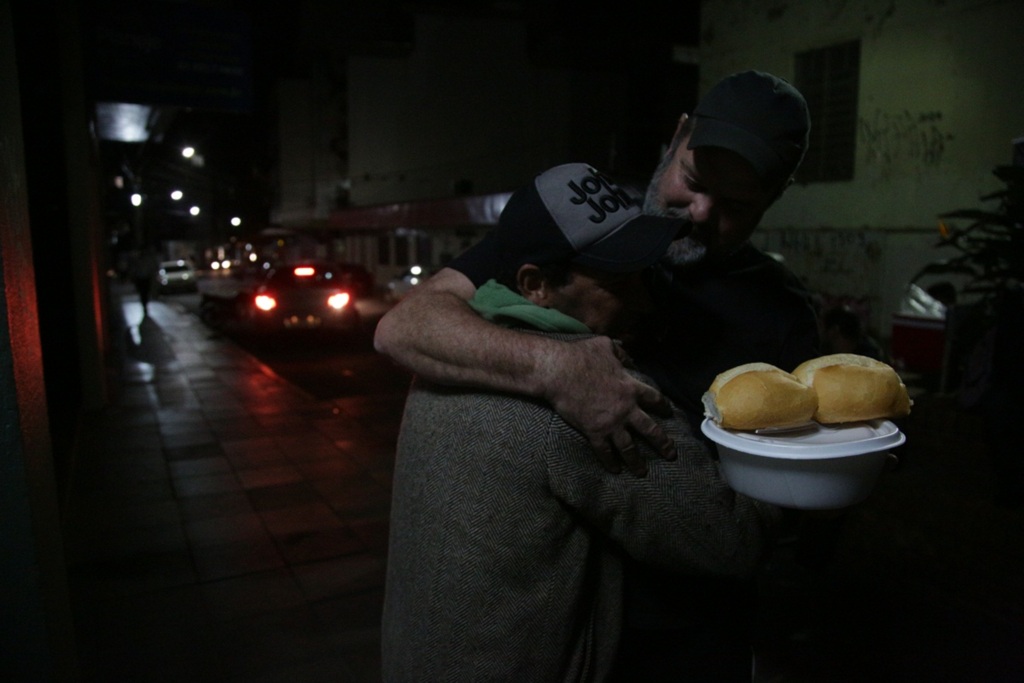 VÍDEO: voluntários distribuem marmitas para moradores em situação de rua