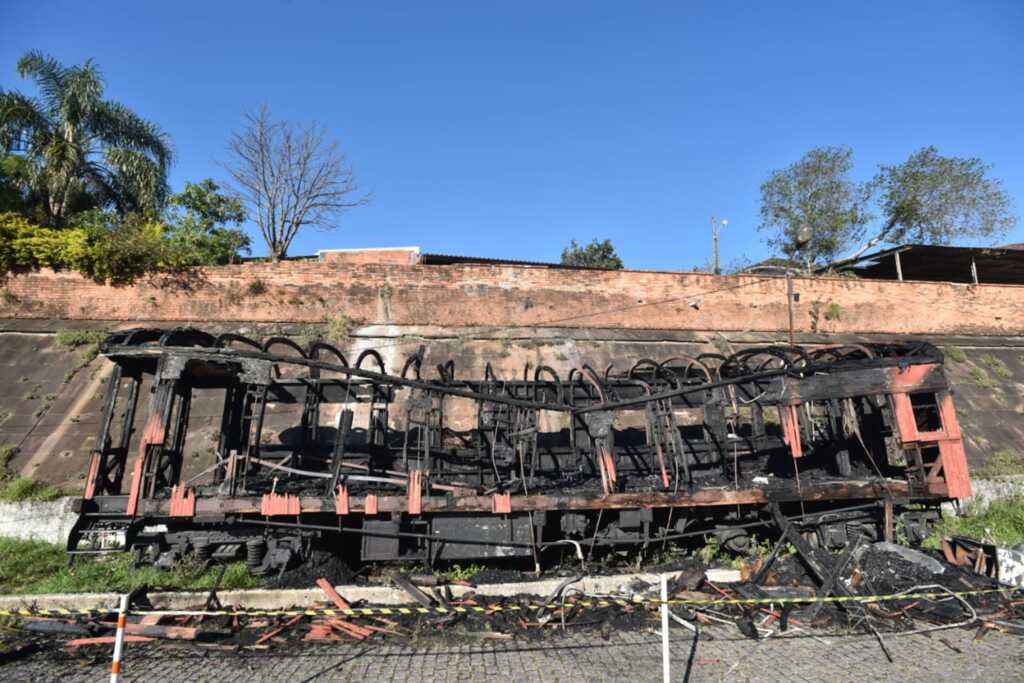 VÍDEO: incêndio destrói vagão na Gare em Santa Maria