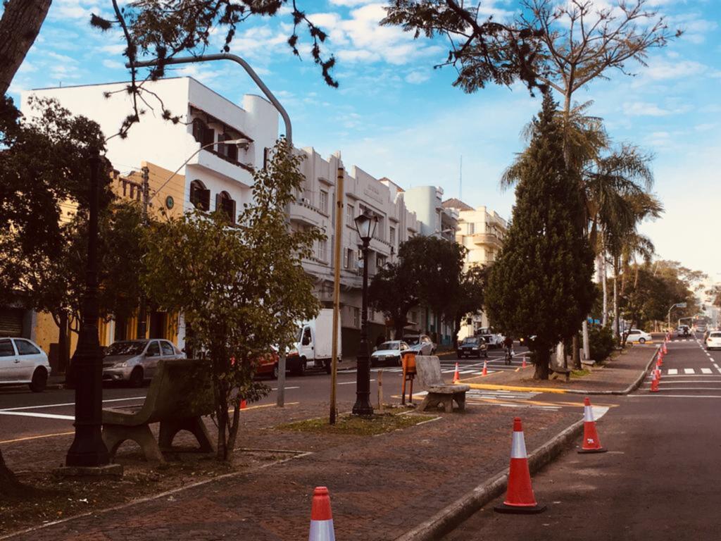 Prefeitura sinaliza proibição de estacionar em canteiro da Avenida Rio Branco