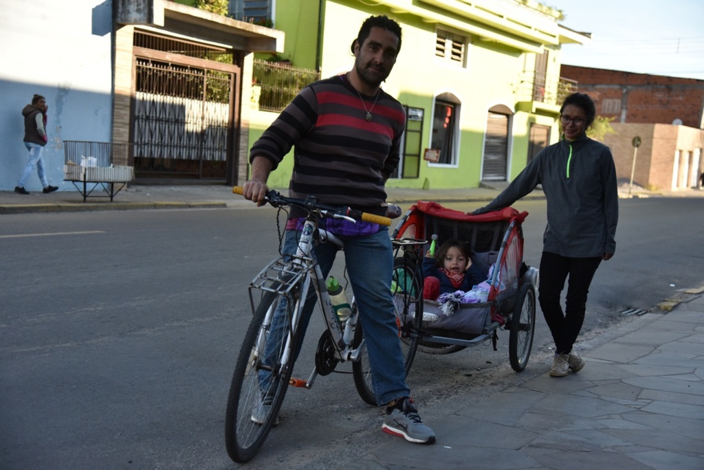 VÍDEO: família viaja pela América do Sul de bicicleta para castrar animais de rua