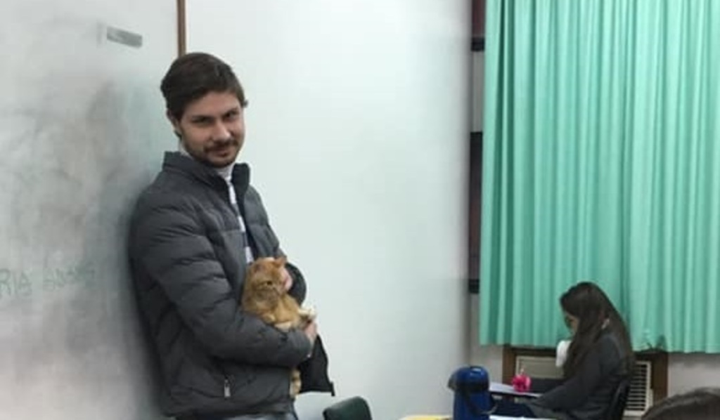 Professor da UFSM cuida de gatinho machucado de aluna durante prova