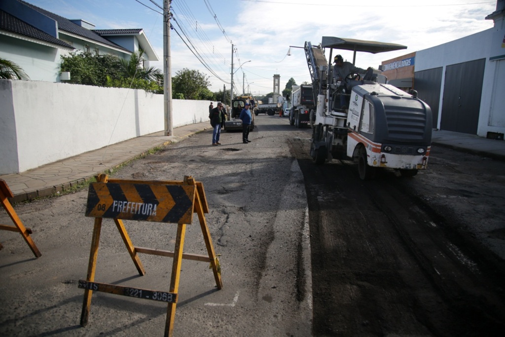 VÍDEO: começam obras de recuperação do asfalto da Rua Castro Alves