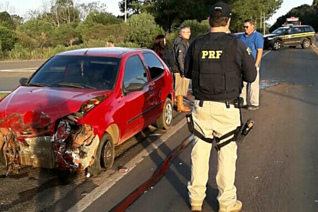 Motorista bate contra caminhão após invadir preferencial em Santiago