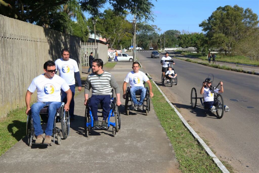 VÍDEOS+FOTOS: tampinhas doadas pela comunidade rendem cadeira e bicicleta a paratletas