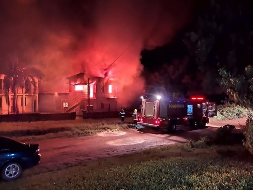 VÍDEO: incêndio destrói fábrica de cuias no interior de Santa Maria