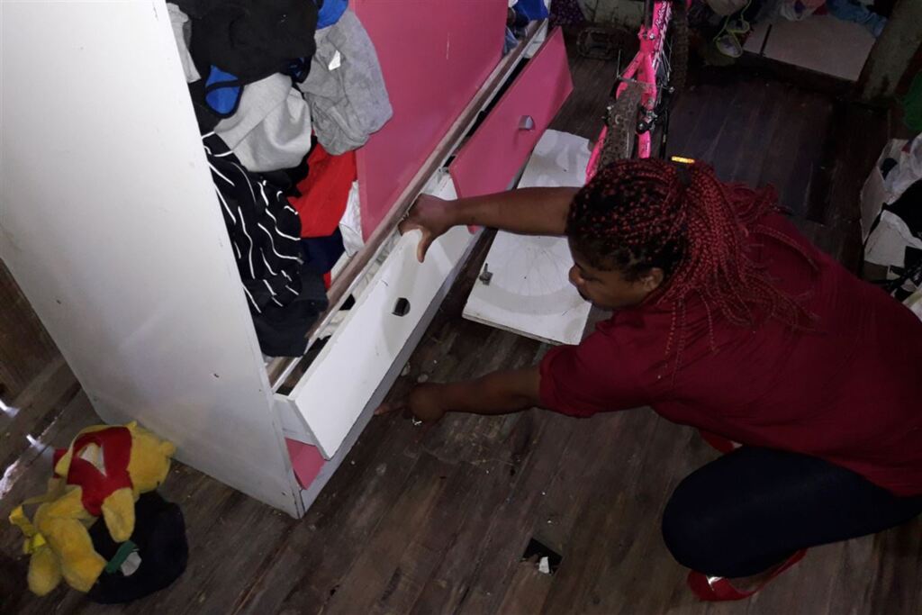 Foto: Rafael Favero (Diário) - Vários móveis de Adriane foram estragados pelos seguidos alagamentos no seu pátio. A cada chuva, a água invade a residência