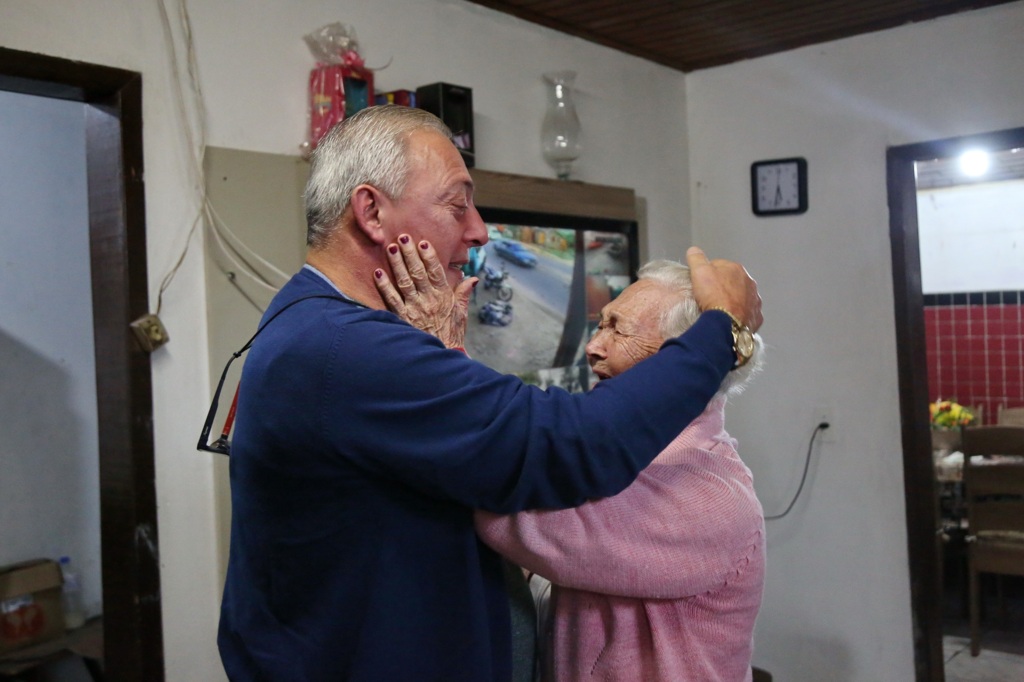 título imagem VÍDEO+FOTOS: mãe e filho se reencontram depois de 60 anos separados