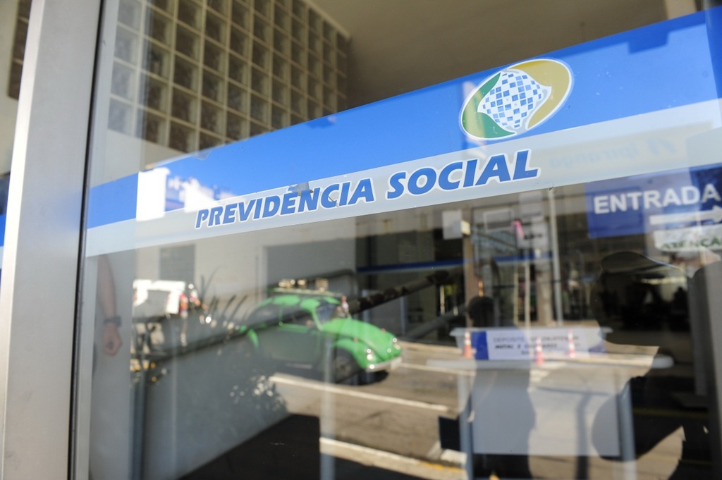 INSS suspende repasses a associações de aposentados após descontos indevidos