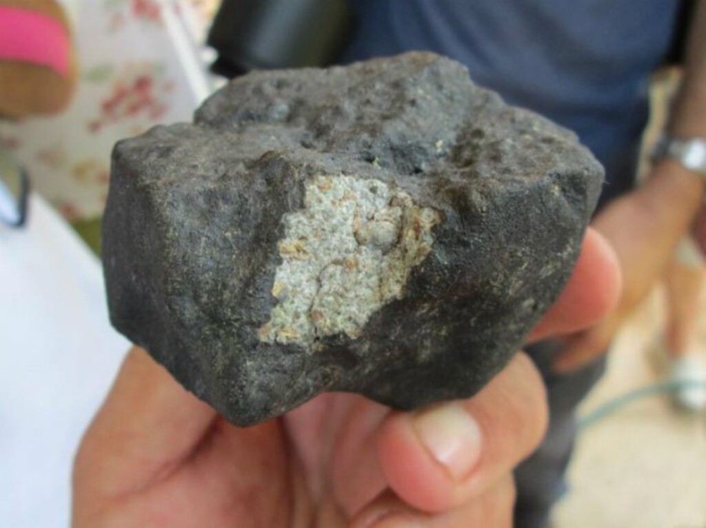 Foto: Bramon (Divulgação) - Um exemplo de meteorito encontrado no país. Em geral, rocha tem cor escura