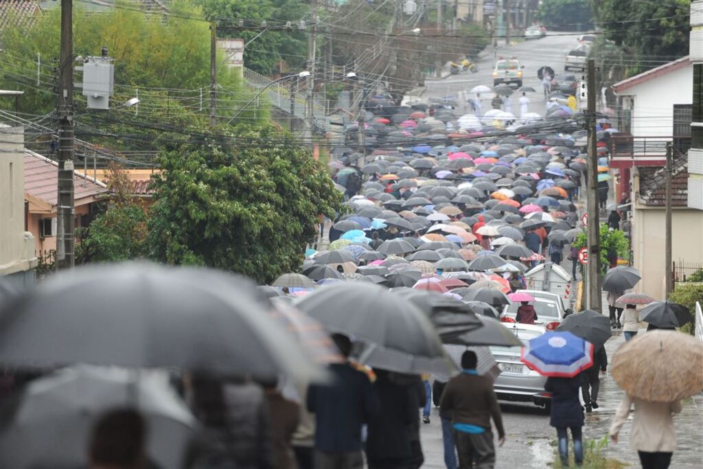 Foto: Renan Mattos (Diário) - No ano passado, a chuva não foi empecilho para os fiéis