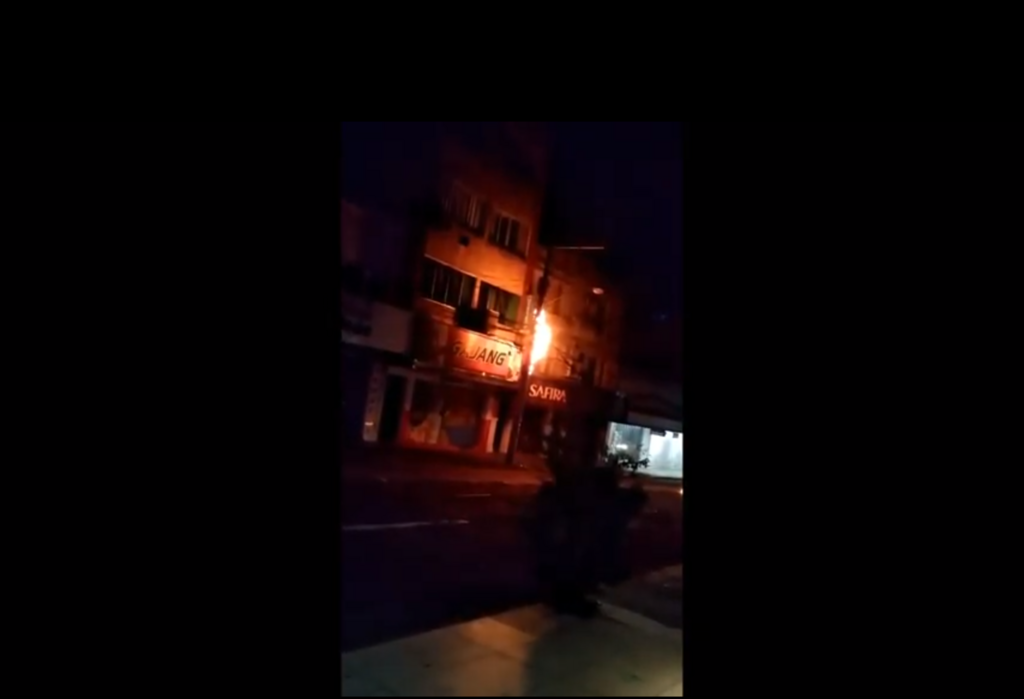 VÍDEO: poste pega fogo na Rua do Acampamento em Santa Maria