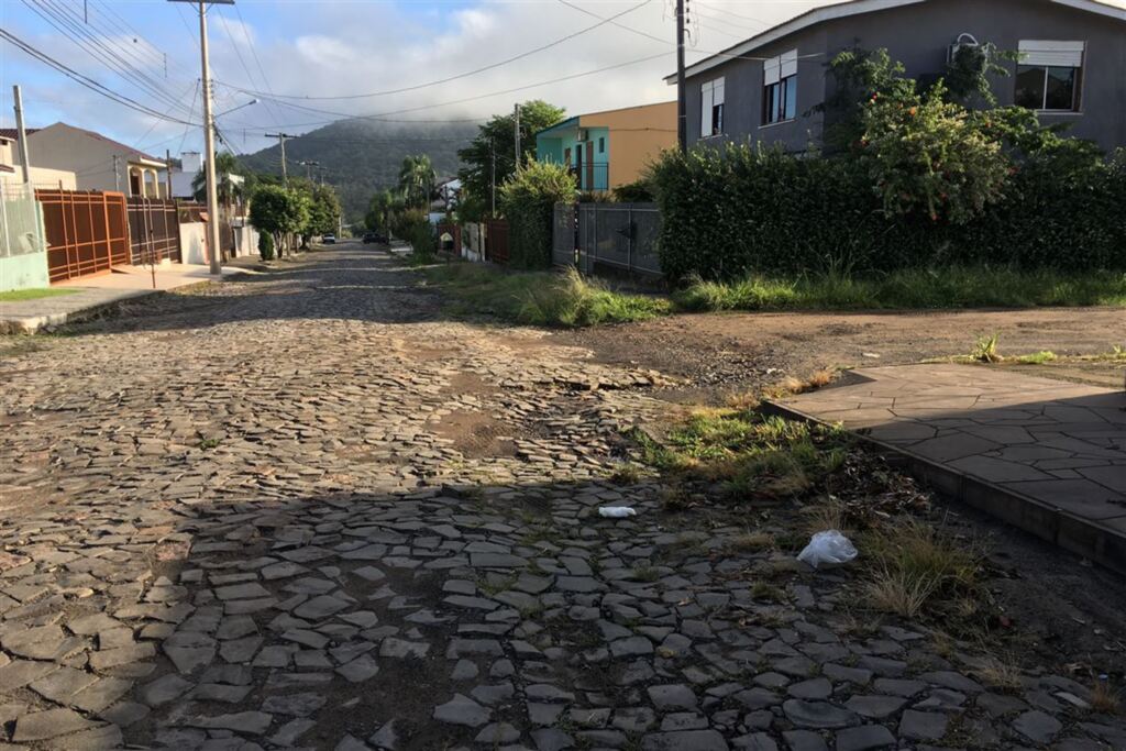  - Esquina das ruas Oscar Ferreira e James de Oliveira Franco e Souza, que apresentam problemas como má pavimentação