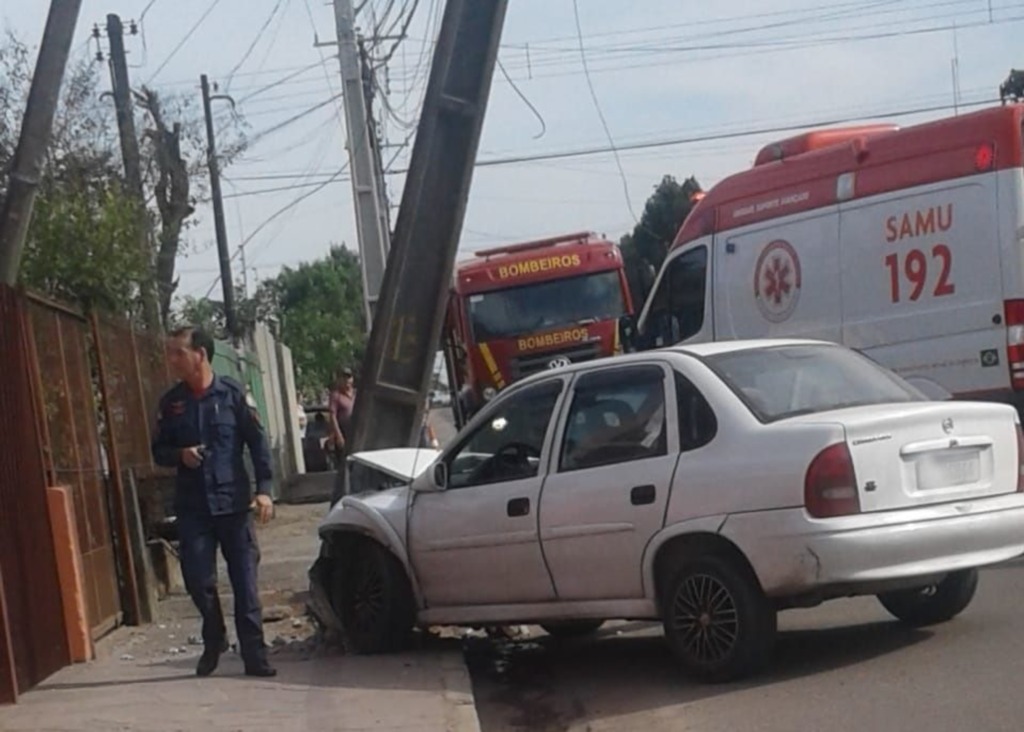 Motorista perde o controle do carro e bate contra poste em Santa Maria