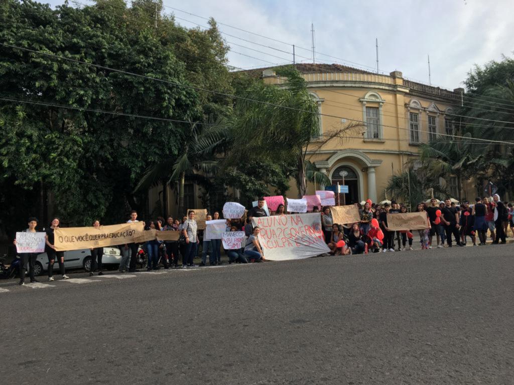 VÍDEO: alunos e professores aderem à greve, protestam e suspendem aulas