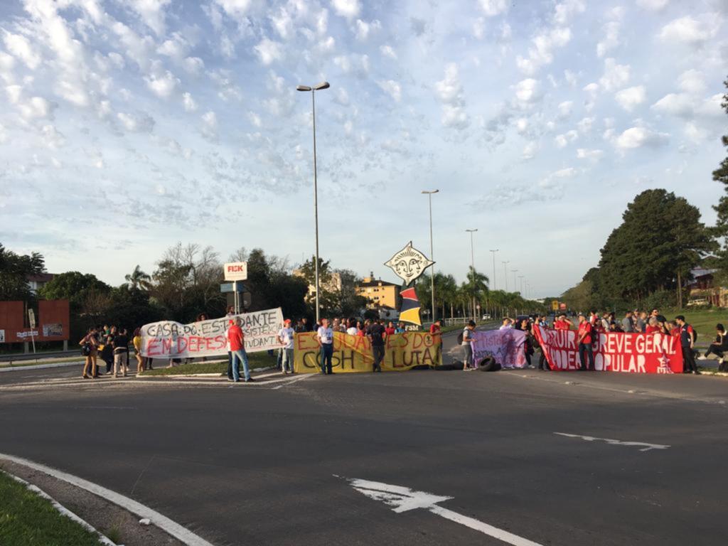 Manifestantes liberam a entrada da UFSM, e ônibus voltam a circular na cidade