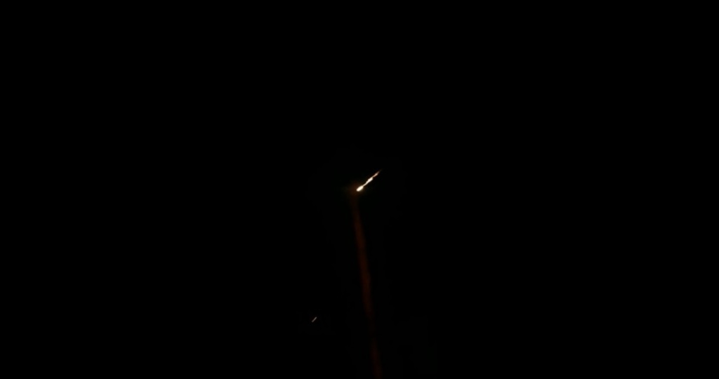 título imagem OUÇA: objeto no céu visto por moradores da Região Central pode ser meteoro ou lixo espacial, diz professor