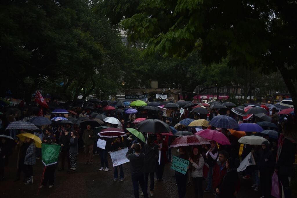 FOTOS: manifestantes se reúnem em defesa da educação no Centro