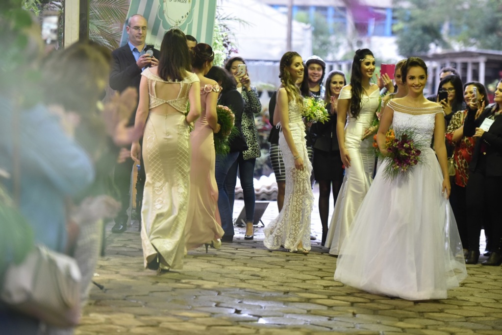VÍDEO: alunos do curso de paisagismo da UFSM fazem desfile de noivas para apresentar buquês