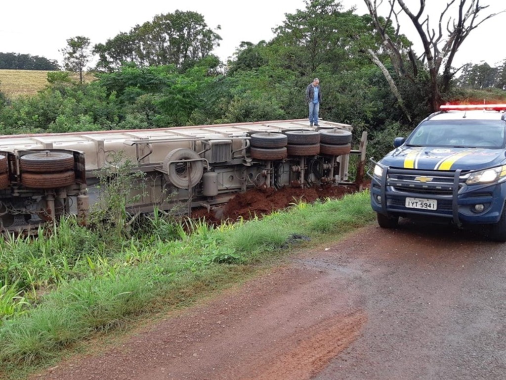 Carreta tomba após desviar de veículo para evitar acidente em Cruz Alta