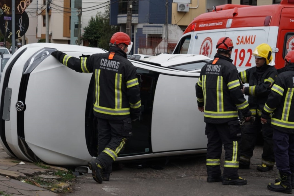 VÍDEO: Carro capota após acidente na Região Central de Santa Maria