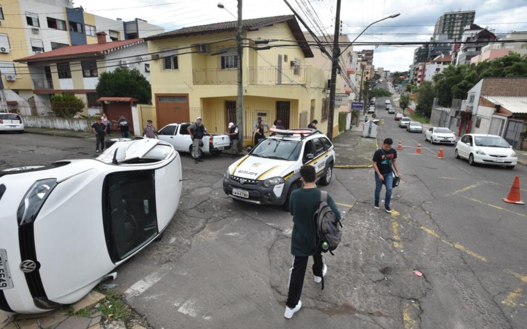 VÍDEO: carro capota após acidente na Região Central de Santa Maria