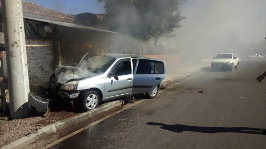 Carro pega fogo após bater em muro de casa em Santa Maria