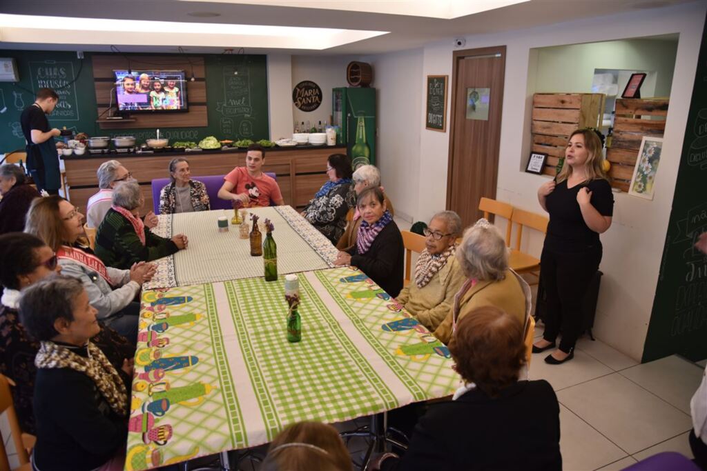 VÍDEO+FOTOS: idosas que moram no Lar das Vovozinhas ganham almoço especial na véspera do Dia das Mães