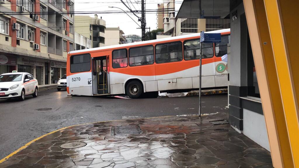 Ônibus cai em buraco no Centro de Santa Maria