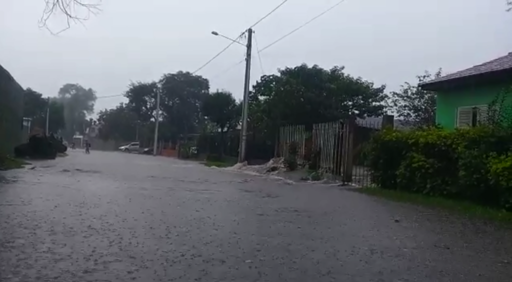 Rua sofre com alagamentos no Bairro Bairro Passo d'Areia