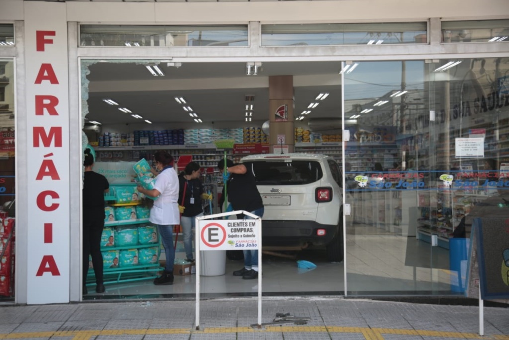 VÍDEO: carro invade farmácia no Centro de Santa Maria