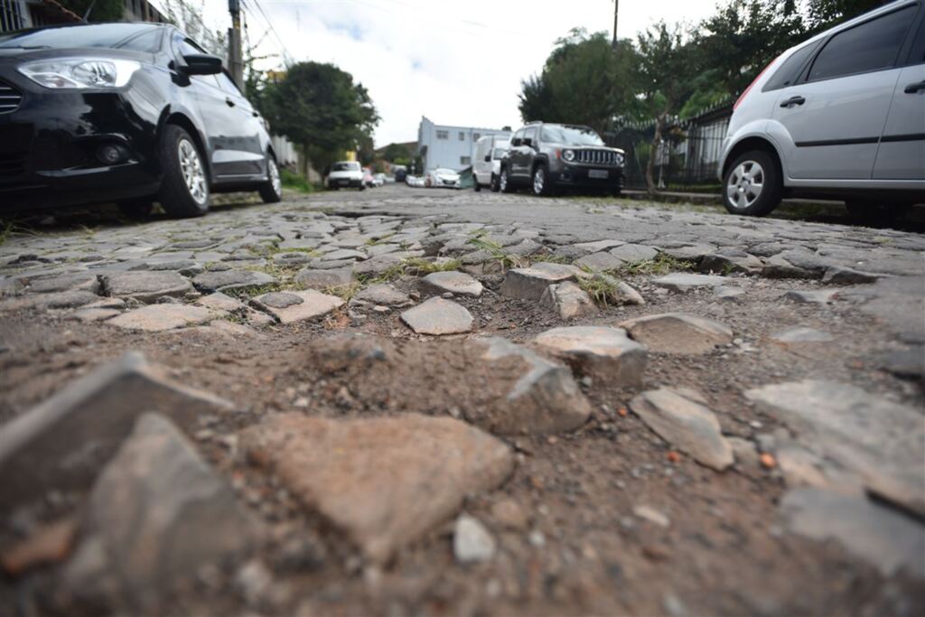 VÍDEO+FOTOS: tem remendos, ondulações e buracos em toda Rua Jorge Pedro Abelin